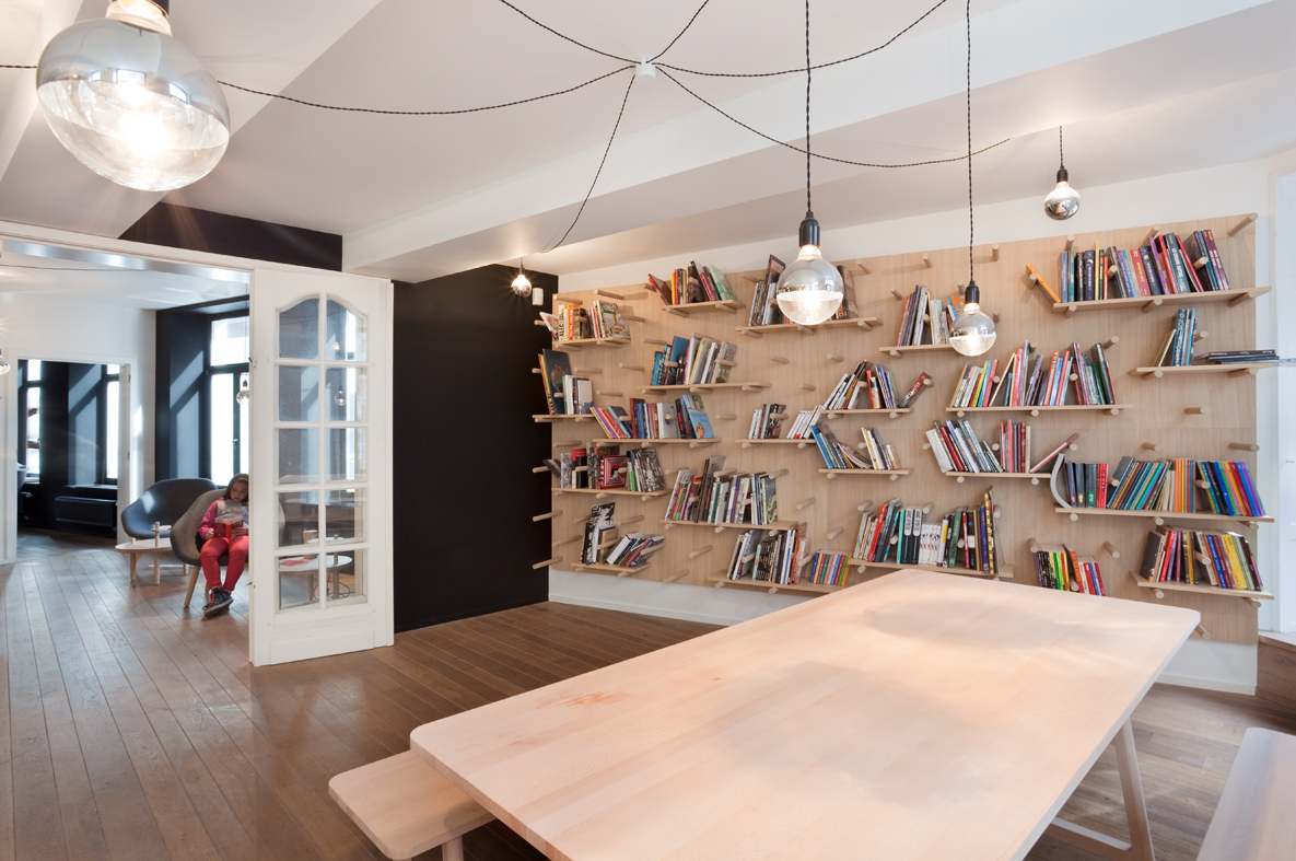 architecture-contemporaine-bibliothèque-le-rayon-aménagement-intérieur-mobilier-fanfare-reservoir-a-espace étude