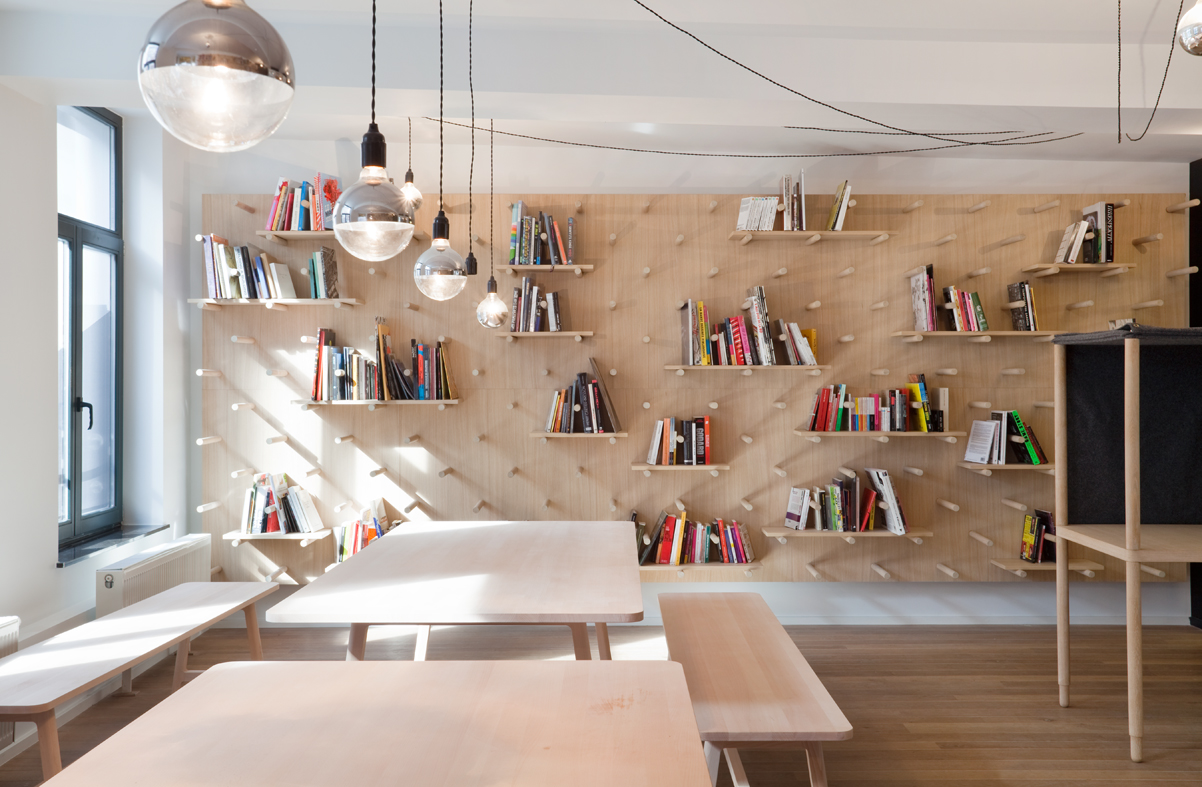 architecture-contemporaine-bibliothèque-le-rayon-aménagement-intérieur-mobilier-fanfare-reservoir-a-espace étude