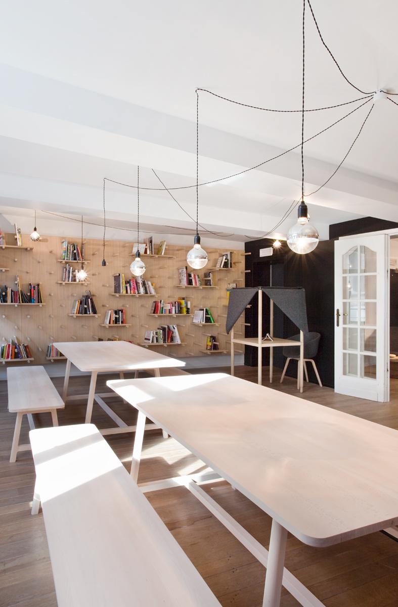 architecture-contemporaine-bibliothèque-le-rayon-aménagement-intérieur-mobilier-fanfare-reservoir-a-espace-étude