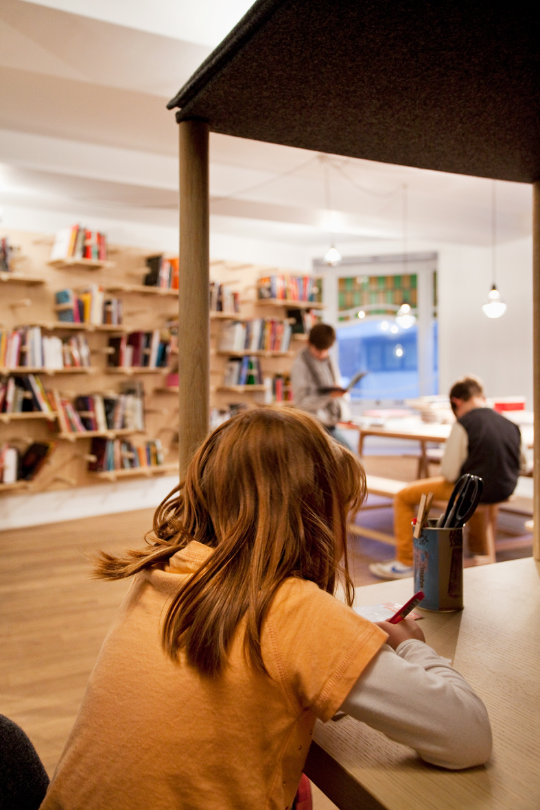 architecture-contemporaine-bibliothèque-le-rayon-aménagement-intérieur-mobilier-fanfare-reservoir-a-bureau