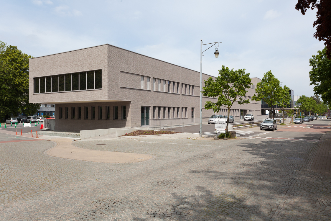 architecture-contemporaine-extension-hopital-madeleine-epicura-administrationadministration-dialyse-consultations-rue-intérieure-ath-briques-reservoir-a-DDV-photo-extérieur