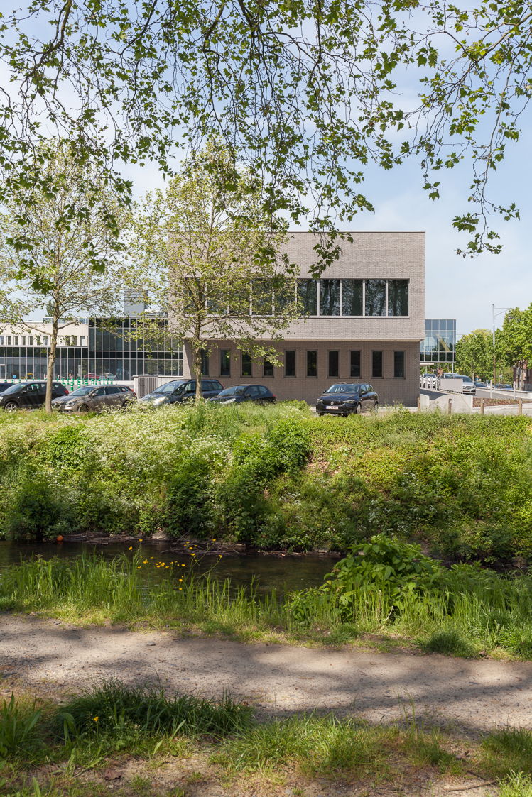 architecture-contemporaine-extension-hopital-madeleine-epicura-administrationadministration-dialyse-consultations-rue-intérieure-ath-briques-reservoir-a-DDV-photo-extérieur