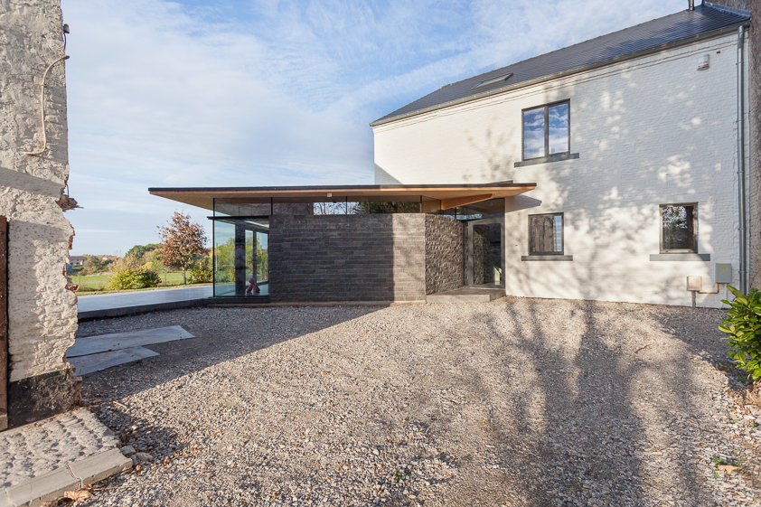 architecture-contemporaine-maison-unifamiliale-Nalinnes-rénovation-extension-ossature-bois-photo-extérieur-entrée