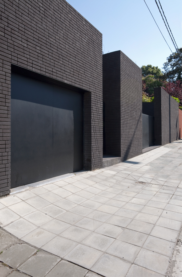 architecture-contemporaine-maison-unifamiliale-aménagements-paysagers-apparreillage-brique-Charleroi-photo-façade