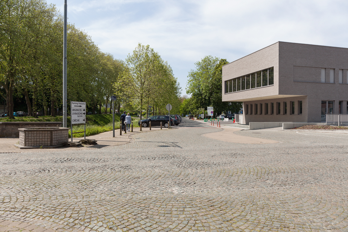 architecture-contemporaine-extension-hopital-madeleine-epicura-administrationadministration-dialyse-consultations-rue-intérieure-ath-briques-reservoir-a-DDV-photo-extérieur
