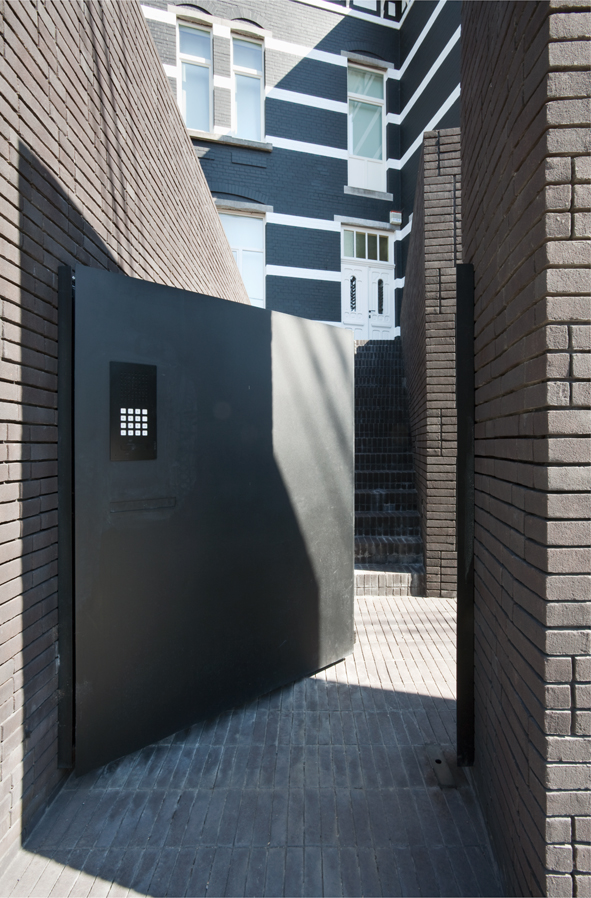 architecture-contemporaine-maison-unifamiliale-aménagements-paysagers-apparreillage-brique-Charleroi-photo-entrée