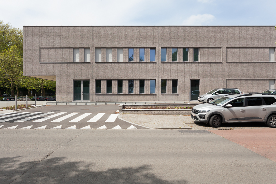 architecture-contemporaine-extension-hopital-madeleine-epicura-administrationadministration-dialyse-consultations-rue-intérieure-ath-briques-reservoir-a-DDV-photo-extérieur-façade