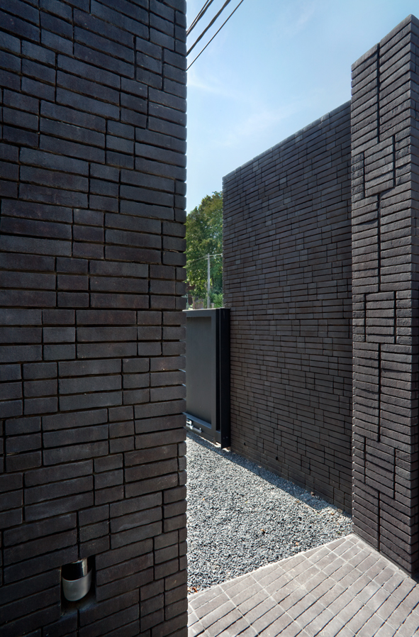 architecture-contemporaine-maison-unifamiliale-aménagements-paysagers-apparreillage-brique-Charleroi-photo-entrée