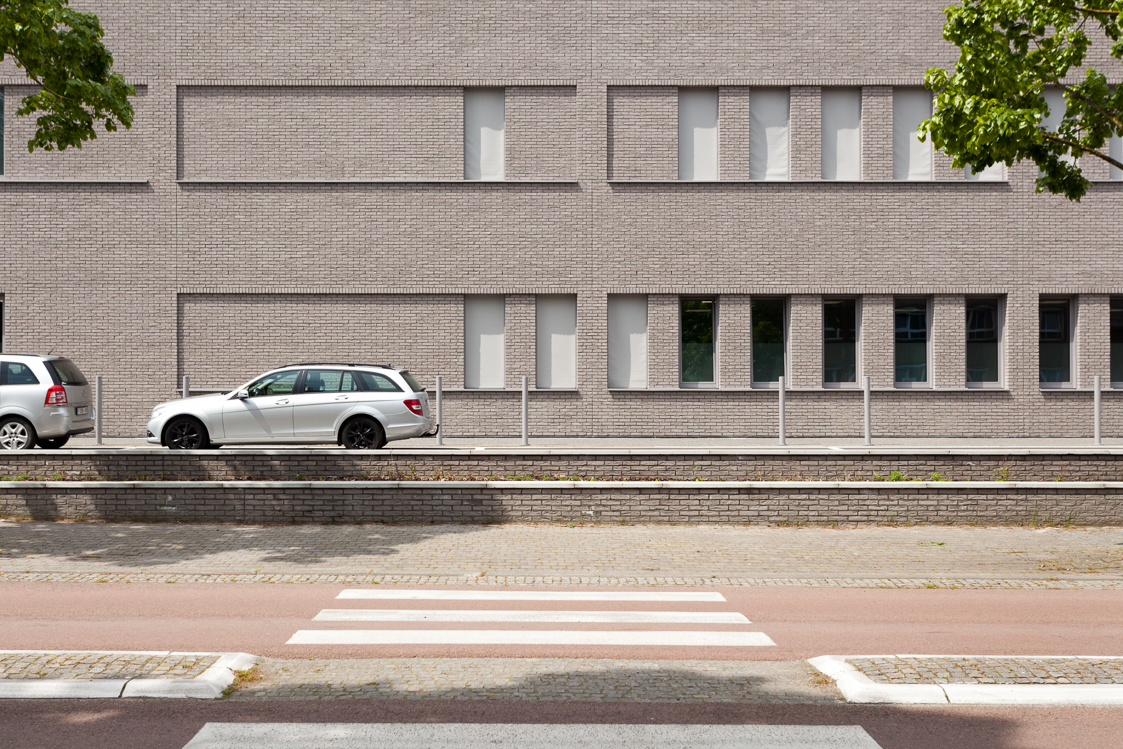 architecture-contemporaine-extension-hopital-madeleine-epicura-administrationadministration-dialyse-consultations-rue-intérieure-ath-briques-reservoir-a-DDV-photo-extérieur-façade-détail