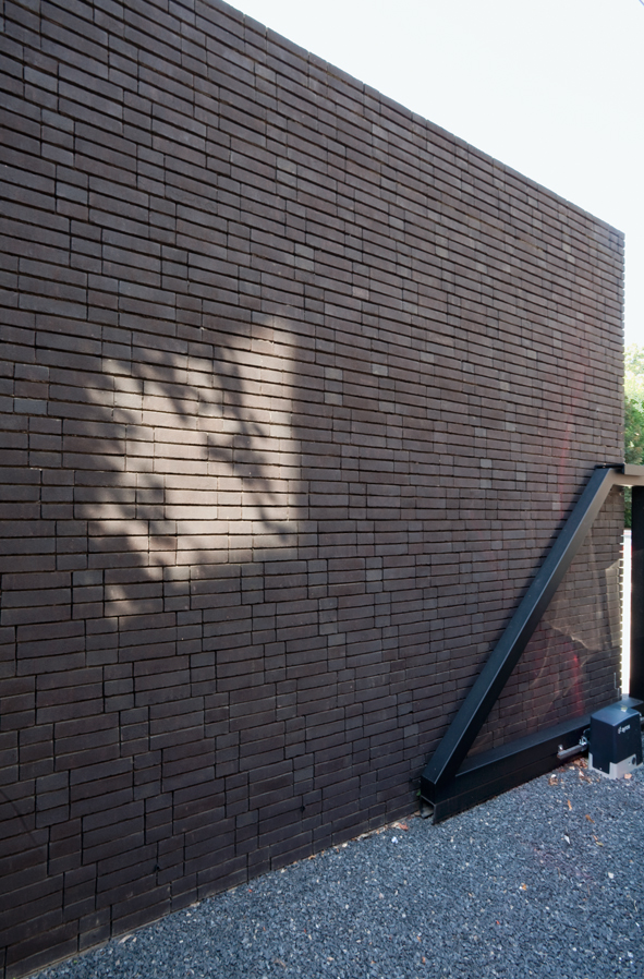 architecture-contemporaine-maison-unifamiliale-aménagements-paysagers-apparreillage-brique-Charleroi-photo-détail