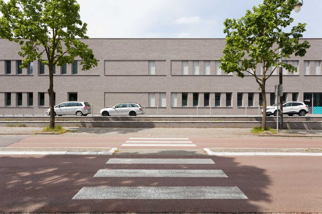 architecture-contemporaine-extension-hopital-madeleine-epicura-administration-dialyse-consultations-rue-intérieure-ath-briques-reservoir-a-DDV-photo-extérieur-façade