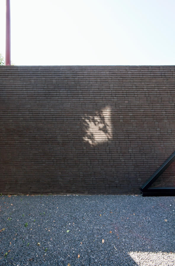 architecture-contemporaine-maison-unifamiliale-aménagements-paysagers-apparreillage-brique-Charleroi-photo-détail