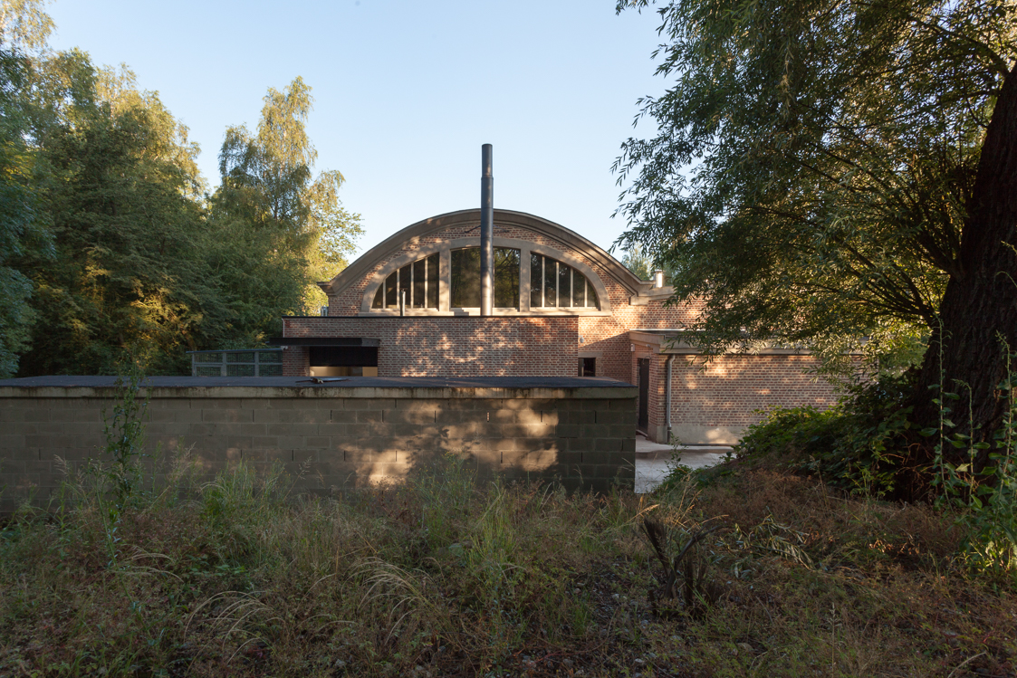 architecture-contemporaine-rénovation-patrimoine-industriel-site-minier-Martinet-reservoir-a-épis-sauvages-boulangerie-atelier-photo-extérieur-cheminée-four