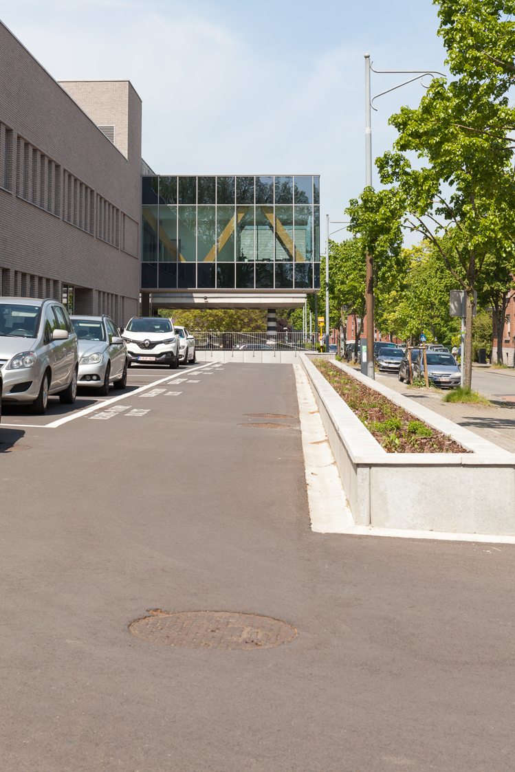 architecture-contemporaine-extension-hopital-madeleine-epicura-administrationadministration-dialyse-consultations-rue-intérieure-ath-briques-reservoir-a-DDV-photo-extérieur-entrée