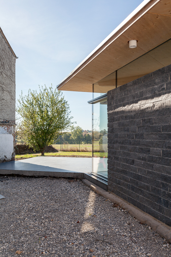 architecture-contemporaine-maison-unifamiliale-Nalinnes-rénovation-extension-ossature-bois-photo-extérieur-paysage