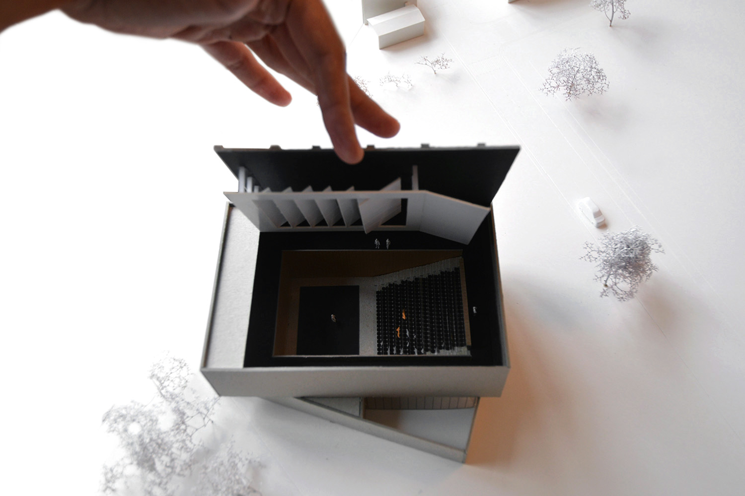 architecture -contemporaine-centre-culturel-sportif-scailmont-manage-rénovation-extension-bois-béton-maquette-salle-spectacle