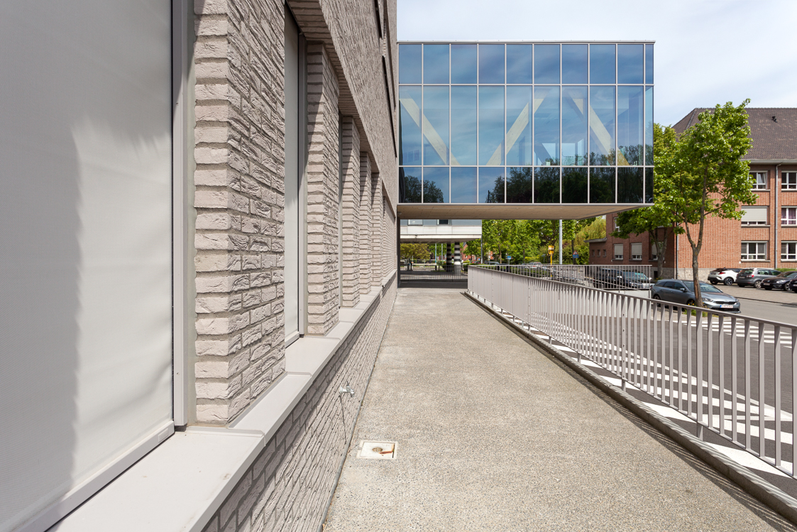 architecture-contemporaine-extension-hopital-madeleine-epicura-administrationadministration-dialyse-consultations-rue-intérieure-ath-briques-reservoir-a-DDV-photo-extérieur-entrée