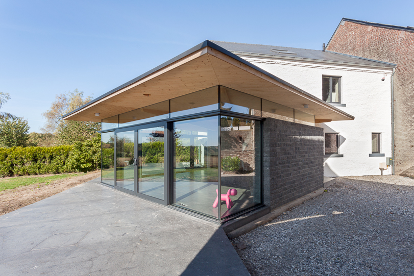 architecture-contemporaine-maison-unifamiliale-Nalinnes-rénovation-extension-ossature-bois-photo-extérieur-annexe