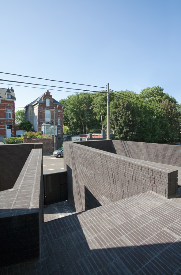 architecture-contemporaine-maison-unifamiliale-aménagements-paysagers-apparreillage-brique-Charleroi-photo
