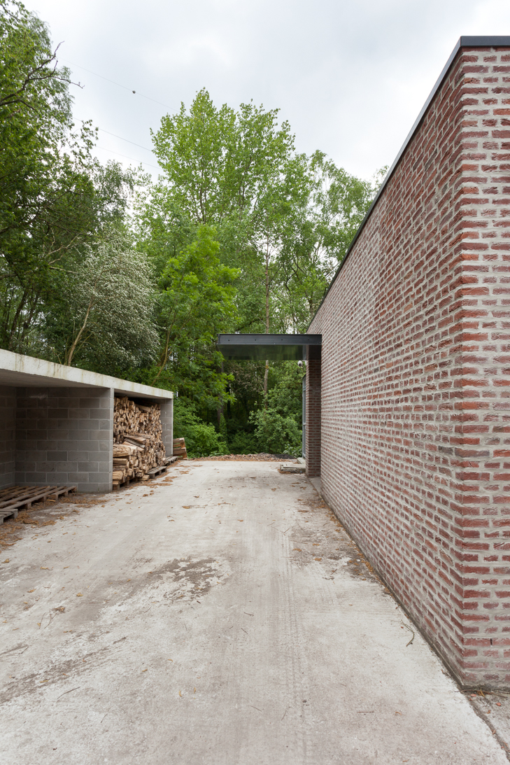 architecture-contemporaine-rénovation-patrimoine-industriel-site-minier-Martinet-reservoir-a-épis-sauvages-boulangerie-atelier-photo-extérieur-accès