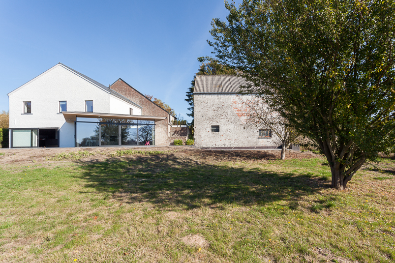 architecture-contemporaine-maison-unifamiliale-Nalinnes-rénovation-extension-ossature-bois-photo-extérieur-jardin