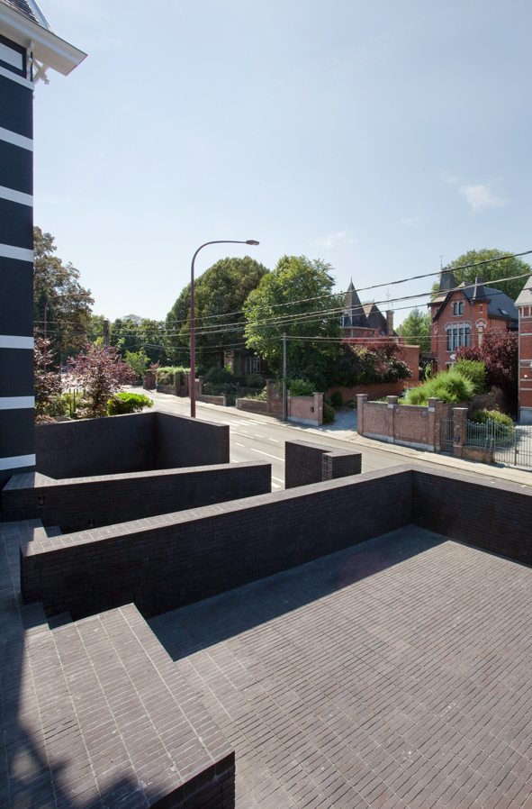 architecture-contemporaine-maison-unifamiliale-aménagements-paysagers-apparreillage-brique-Charleroi-photo