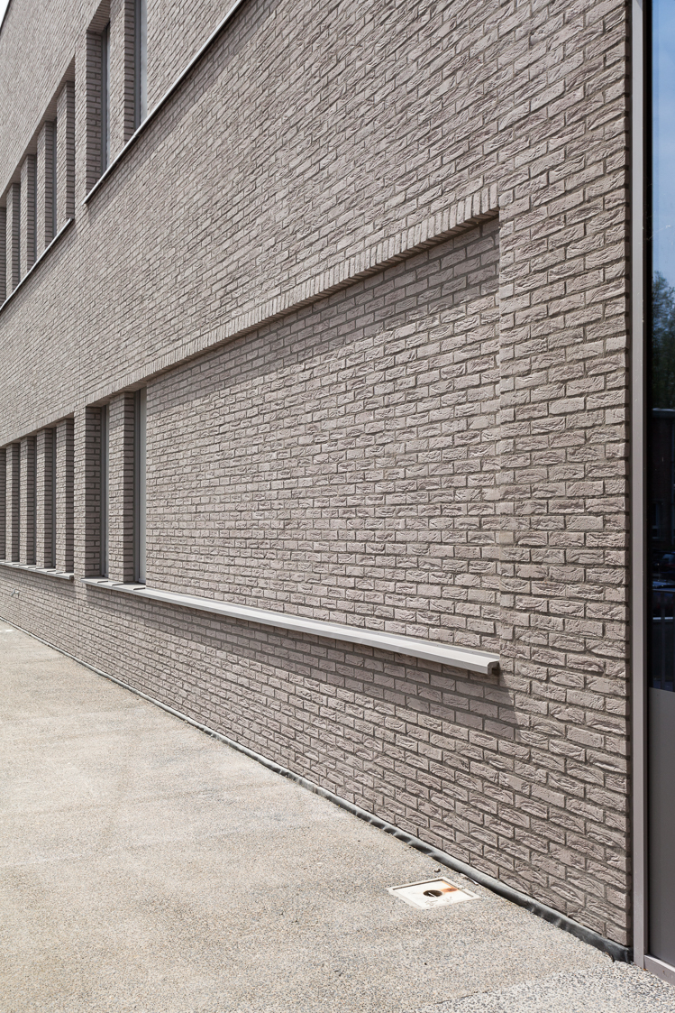 architecture-contemporaine-extension-hopital-madeleine-epicura-administrationadministration-dialyse-consultations-rue-intérieure-ath-briques-reservoir-a-DDV-photo-extérieur-façade-détail