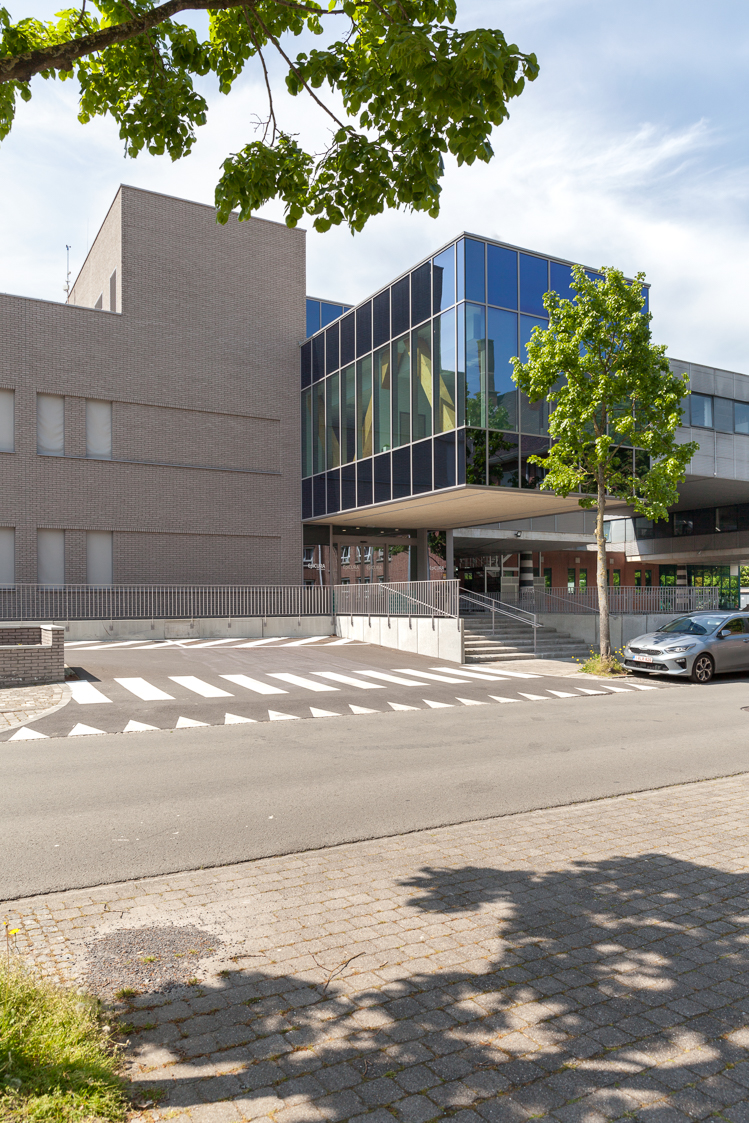 architecture-contemporaine-extension-hopital-madeleine-epicura-administrationadministration-dialyse-consultations-rue-intérieure-ath-briques-reservoir-a-DDV-photo-extérieur-entrée
