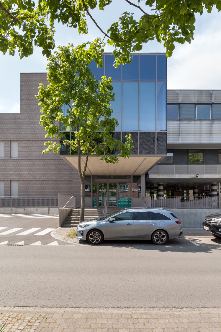 architecture-contemporaine-extension-hopital-madeleine-epicura-administrationadministration-dialyse-consultations-rue-intérieure-ath-briques-reservoir-a-DDV-photo-extérieur-entrée