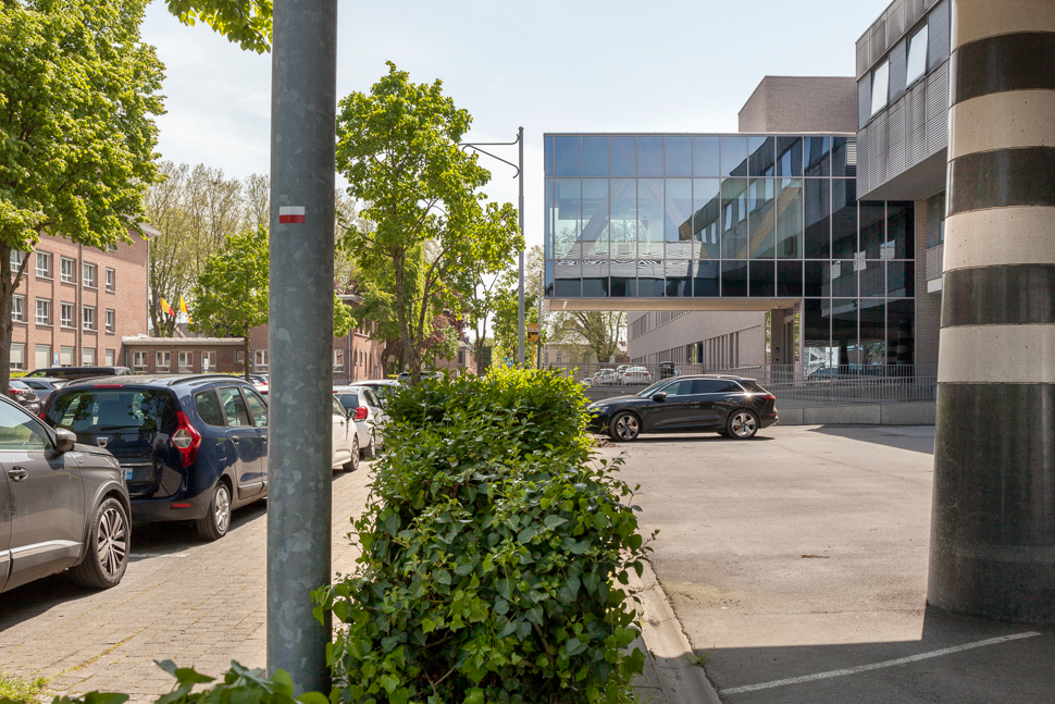 architecture-contemporaine-extension-hopital-madeleine-epicura-administrationadministration-dialyse-consultations-rue-intérieure-ath-briques-reservoir-a-DDV-photo-extérieur-entrée