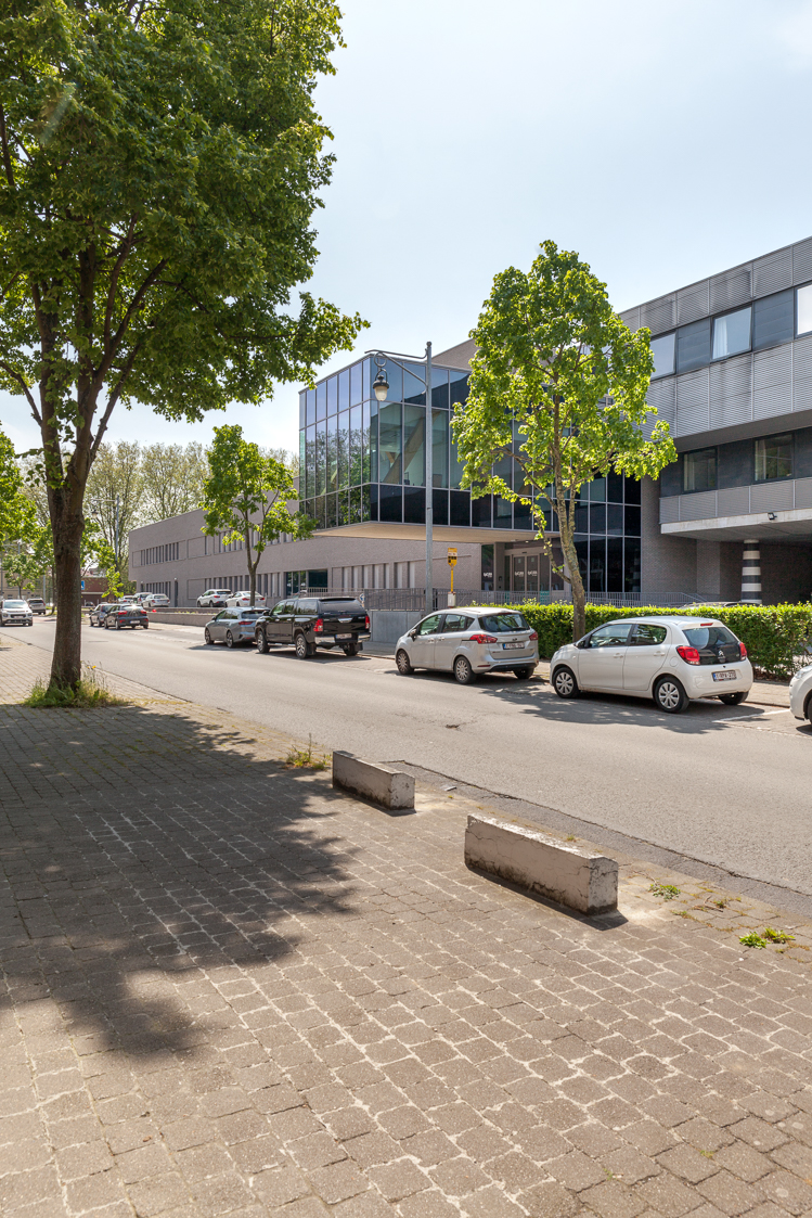 architecture-contemporaine-extension-hopital-madeleine-epicura-administrationadministration-dialyse-consultations-rue-intérieure-ath-briques-reservoir-a-DDV-photo-extérieur-entrée