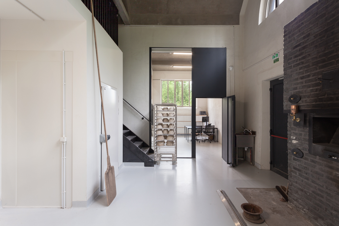 architecture-contemporaine-rénovation-patrimoine-industriel-site-minier-Martinet-reservoir-a-épis-sauvages-boulangerie-atelier-photo-intérieur