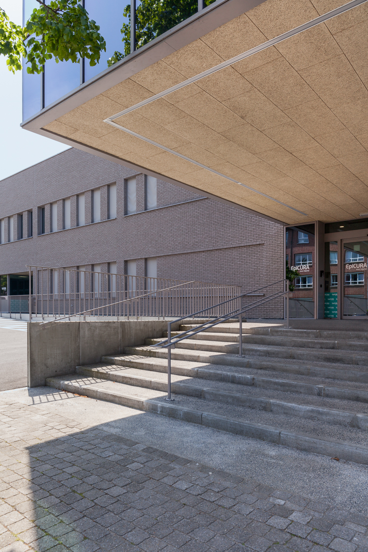 architecture-contemporaine-extension-hopital-madeleine-epicura-administrationadministration-dialyse-consultations-rue-intérieure-ath-briques-reservoir-a-DDV-photo-extérieur-entrée