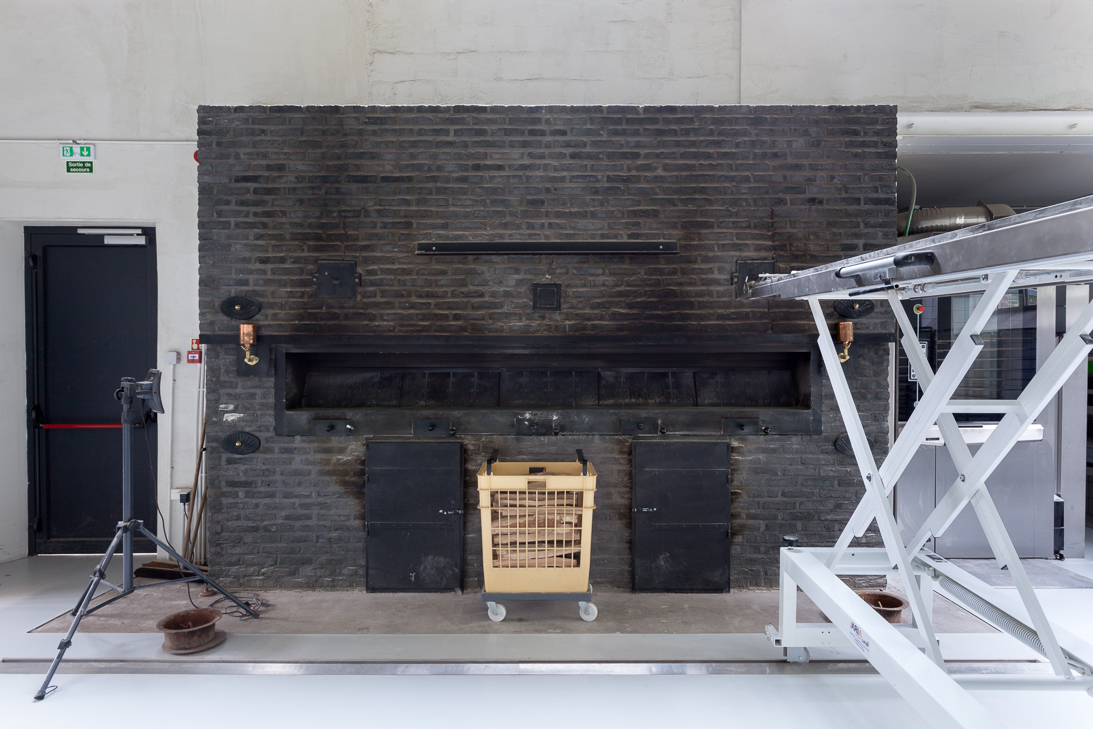 architecture-contemporaine-rénovation-patrimoine-industriel-site-minier-Martinet-reservoir-a-épis-sauvages-boulangerie-atelier-photo-intérieur-four-bois