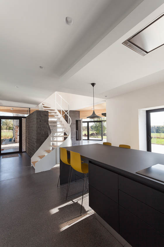 architecture-contemporaine-maison-unifamiliale-Nalinnes-rénovation-extension-ossature-bois-photo-intérieur