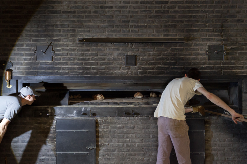 architecture-contemporaine-rénovation-patrimoine-industriel-site-minier-Martinet-reservoir-a-épis-sauvages-boulangerie-atelier-photo-intérieur-four-bois