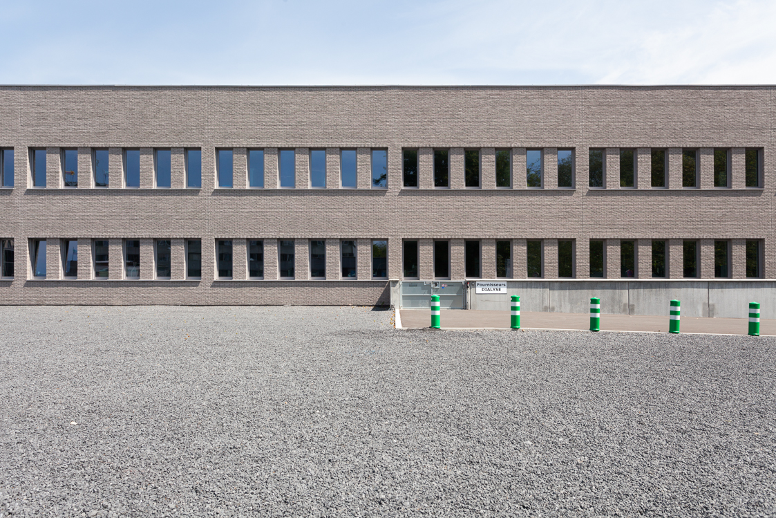 architecture-contemporaine-extension-hopital-madeleine-epicura-administrationadministration-dialyse-consultations-rue-intérieure-ath-briques-reservoir-a-DDV-photo-extérieur