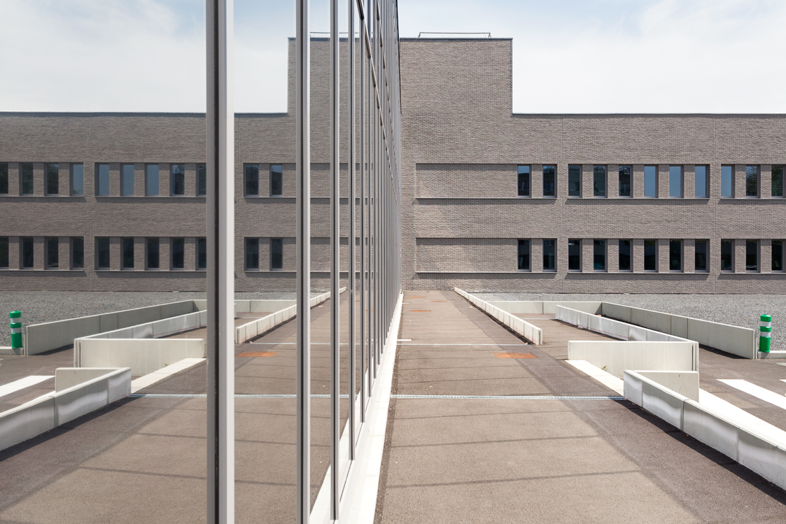 architecture-contemporaine-extension-hopital-madeleine-epicura-administrationadministration-dialyse-consultations-rue-intérieure-ath-briques-reservoir-a-DDV-photo-extérieur