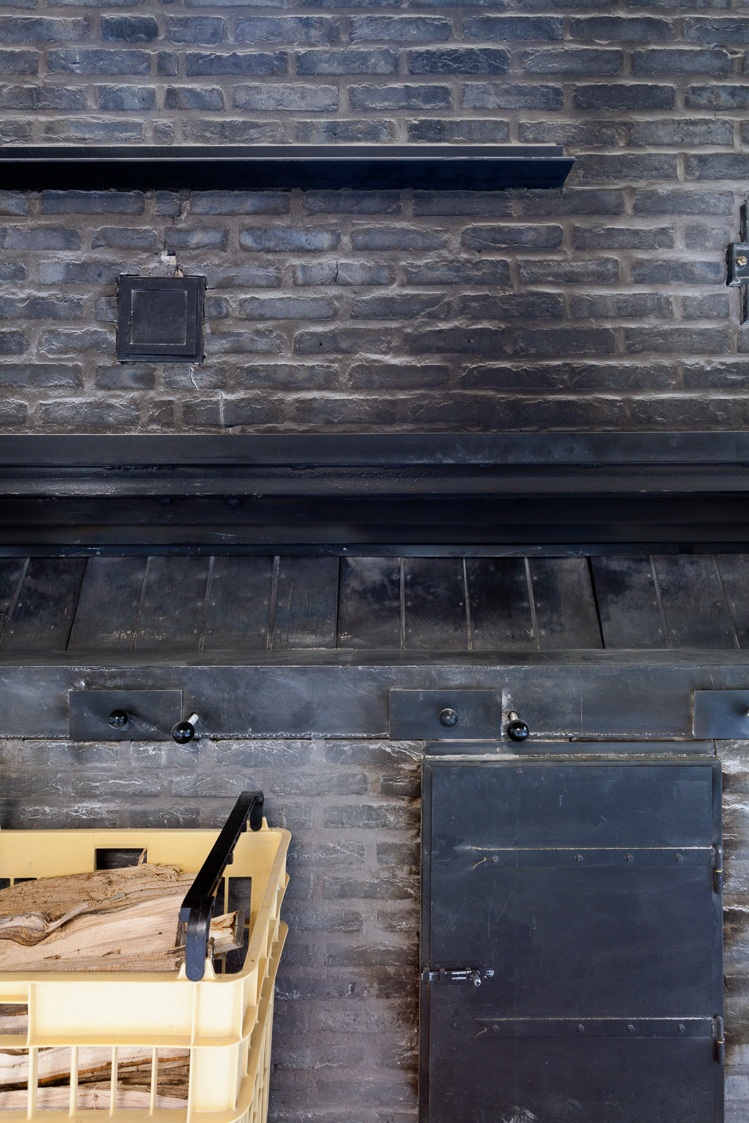 architecture-contemporaine-rénovation-patrimoine-industriel-site-minier-Martinet-reservoir-a-épis-sauvages-boulangerie-atelier-photo-intérieur-four-bois