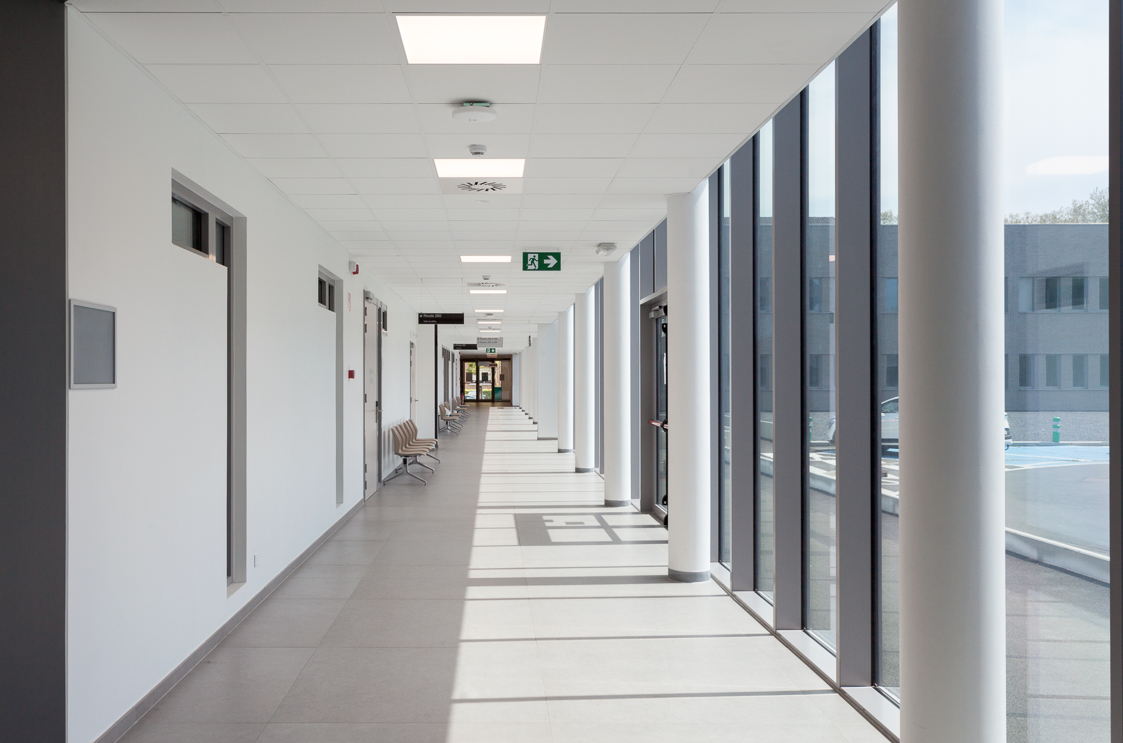 architecture-contemporaine-extension-hopital-madeleine-epicura-administrationadministration-dialyse-consultations-rue-intérieure-ath-briques-reservoir-a-DDV-photo-intérieur-rue