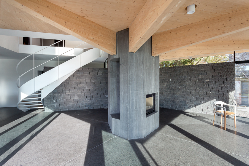 architecture-contemporaine-maison-unifamiliale-Nalinnes-rénovation-extension-ossature-bois-photo-intérieur-feu