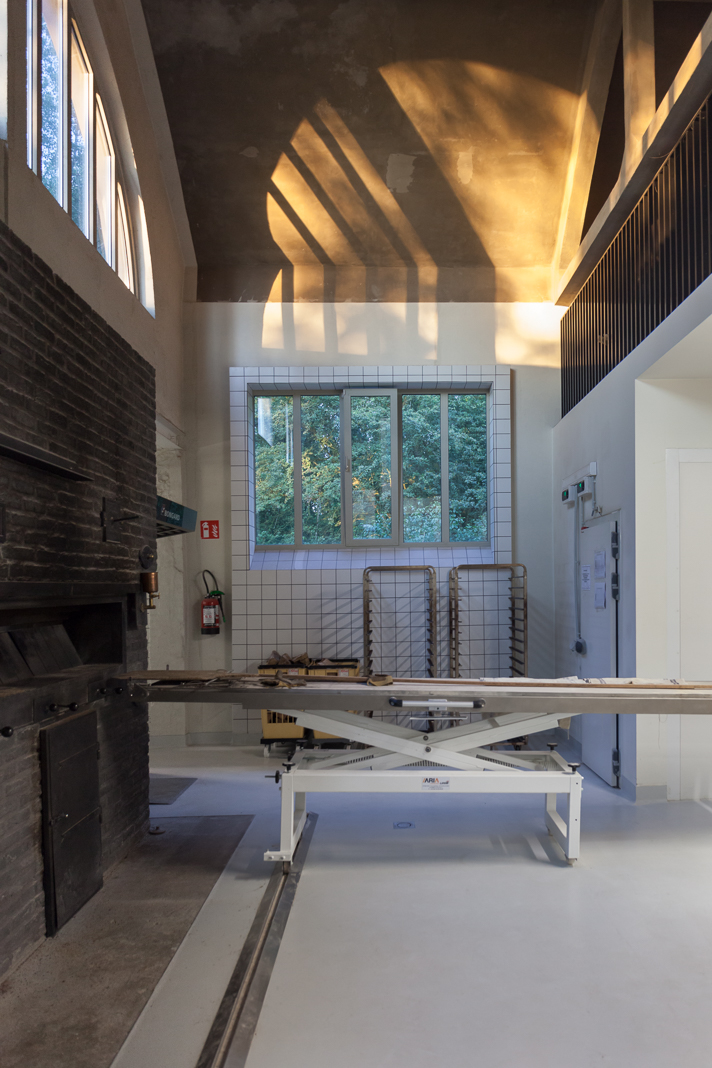 architecture-contemporaine-rénovation-patrimoine-industriel-site-minier-Martinet-reservoir-a-épis-sauvages-boulangerie-atelier-photo-intérieur-four