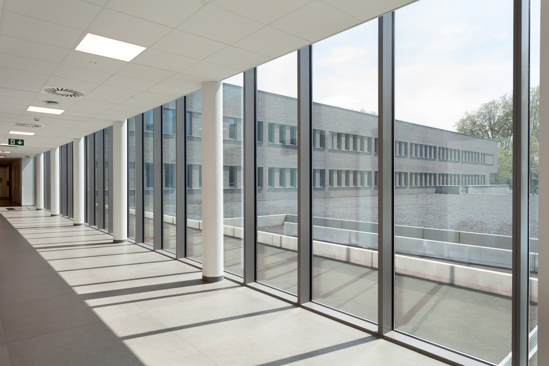 architecture-contemporaine-extension-hopital-madeleine-epicura-administrationadministration-dialyse-consultations-rue-intérieure-ath-briques-reservoir-a-DDV-photo-intérieur