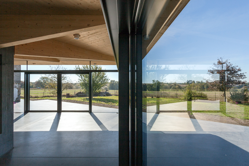 architecture-contemporaine-maison-unifamiliale-Nalinnes-rénovation-extension-ossature-bois-photo-intérieur-transparence-annexe