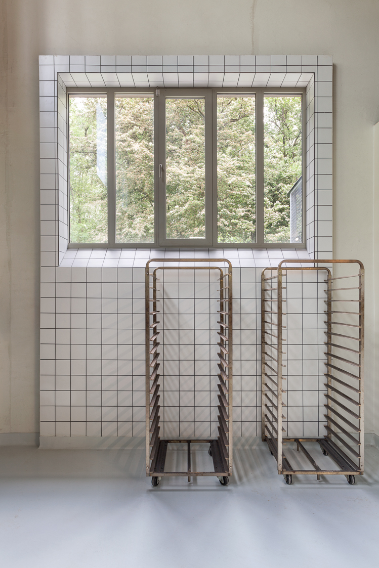 architecture-contemporaine-rénovation-patrimoine-industriel-site-minier-Martinet-reservoir-a-épis-sauvages-boulangerie-atelier-photo-intérieur-labo