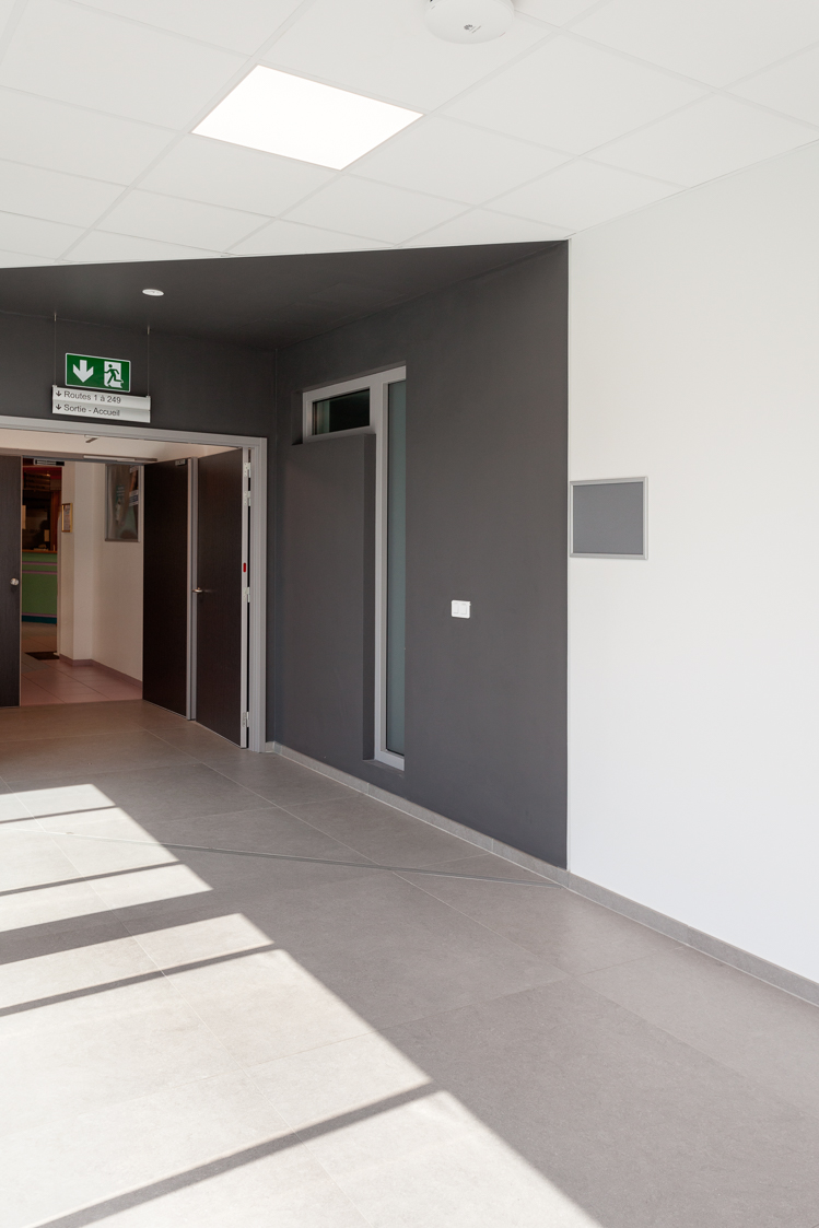 architecture-contemporaine-extension-hopital-madeleine-epicura-administrationadministration-dialyse-consultations-rue-intérieure-ath-briques-reservoir-a-DDV-photo-intérieur