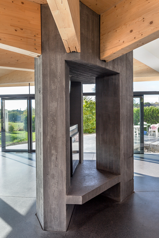 architecture-contemporaine-maison-unifamiliale-Nalinnes-rénovation-extension-ossature-bois-photo-intérieur-béton-feu