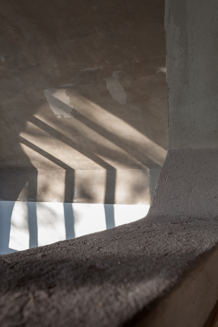 architecture-contemporaine-rénovation-patrimoine-industriel-site-minier-Martinet-reservoir-a-épis-sauvages-boulangerie-atelier-photo-structure-béton-lumière