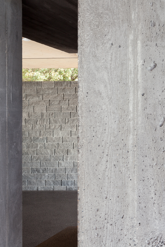architecture-contemporaine-maison-unifamiliale-Nalinnes-rénovation-extension-ossature-bois-photo-intérieur-matière-béton-pierre
