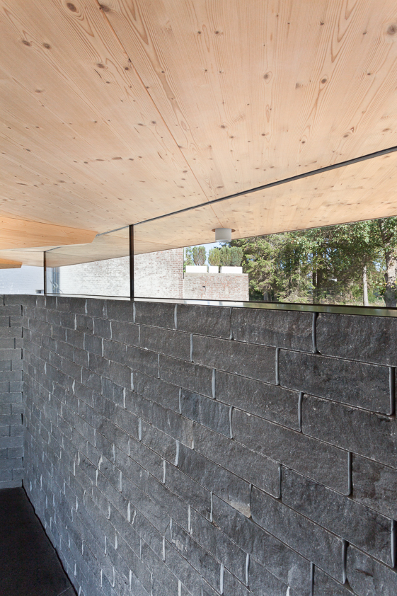 architecture-contemporaine-maison-unifamiliale-Nalinnes-rénovation-extension-ossature-bois-photo-intérieur-imposte-verre-collé